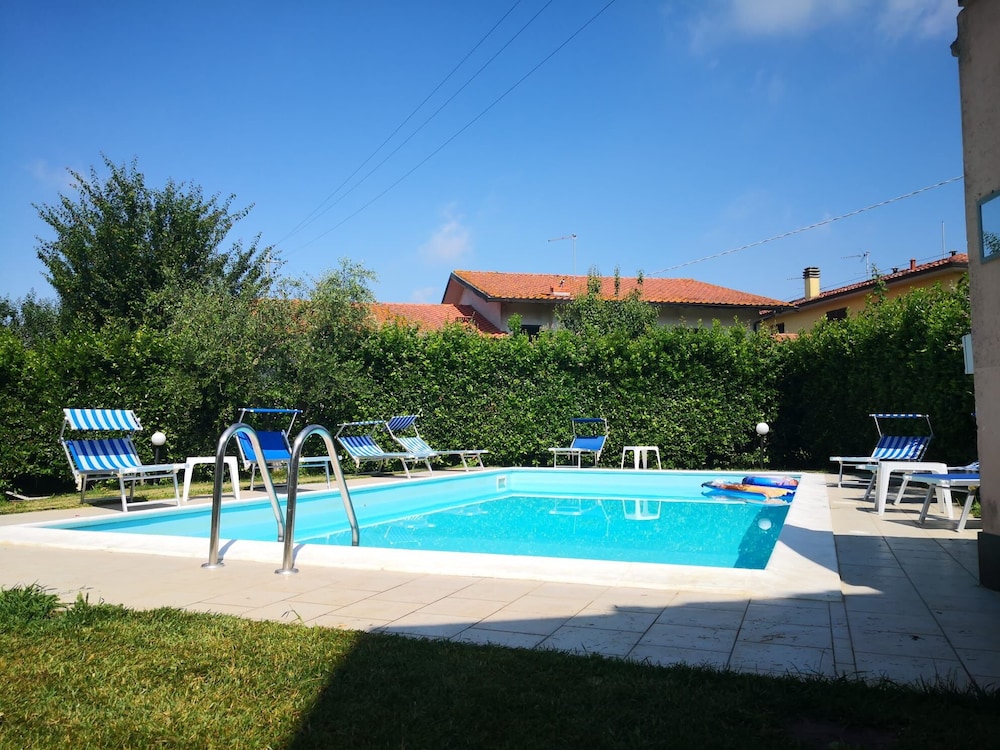 Spacious Apartment in Villa Campanile with Private Pool — 4-Star Luxury Hotel in Orentano, Italy