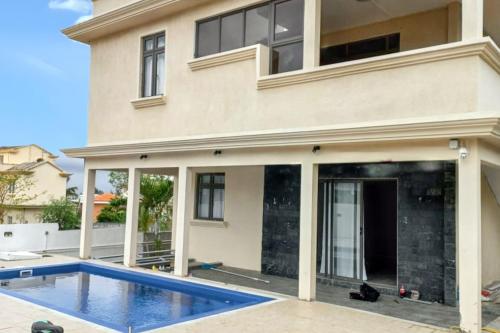 Apartment with Private Pool in Flic en Flac 250 m — 4-Star Luxury Hotel in Flic En Flac, Mauritius
