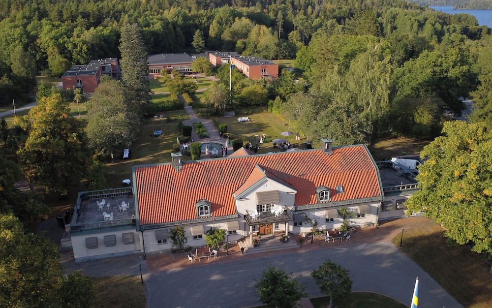 Gällöfsta Konferens — 4-Star Luxury Hotel in Kungsaengen, Sweden