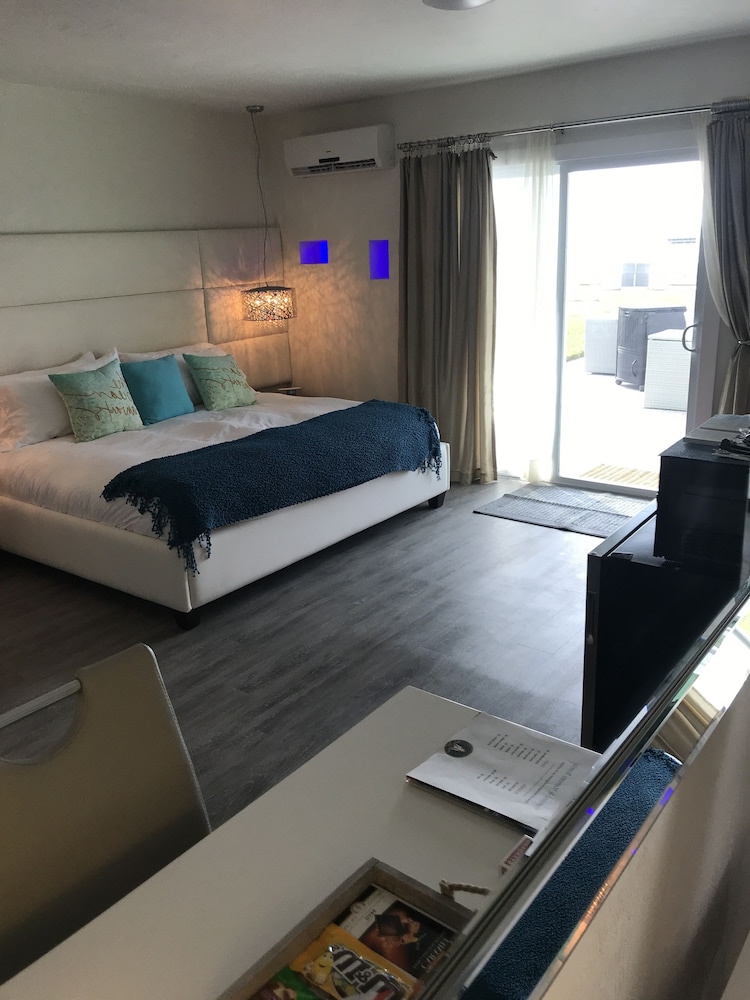 The Salty Mermaid Oceanfront Hotel - photo 12
