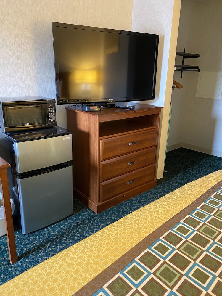Harrisonville Inn & Suites - photo 5