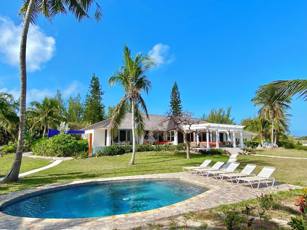 Coastal Haven: Newly Renovated Beachfront Cottage With Pool — 4-Star Luxury Hotel in Governor's Harbour, Bahamas