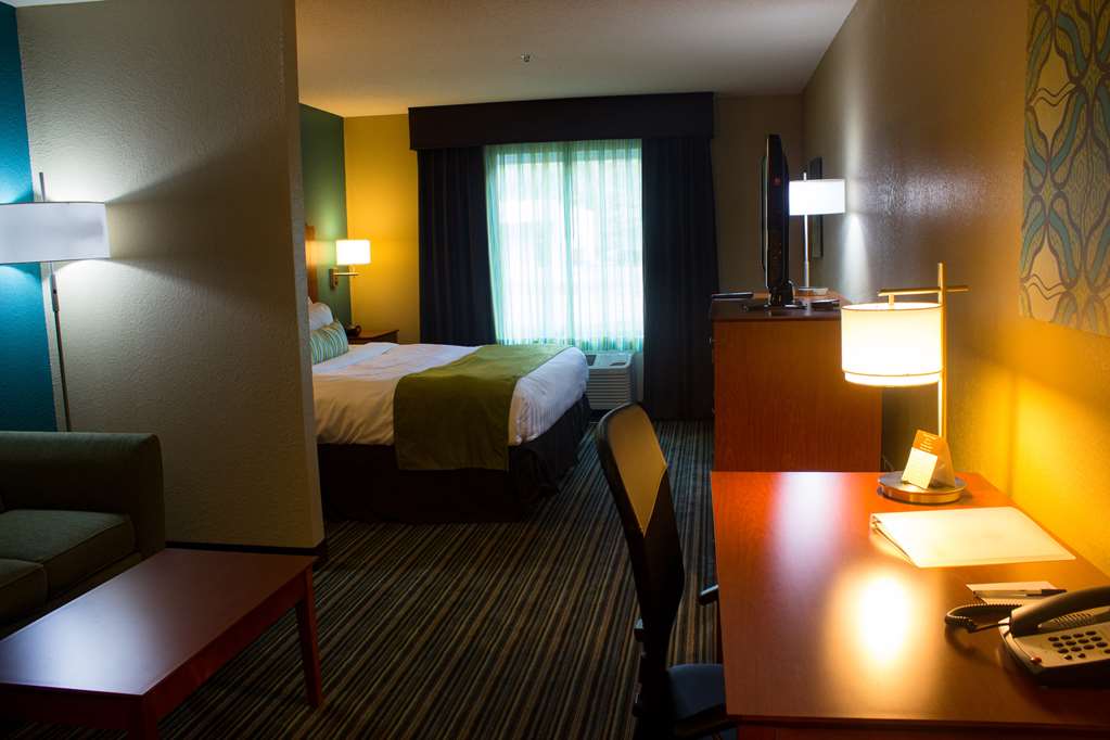 Best Western Plus Menomonie Inn & Suites - photo 25