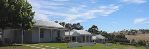 Wagga Wagga Country Cottages — 4-Star Luxury Hotel in Wagga Wagga, Australia