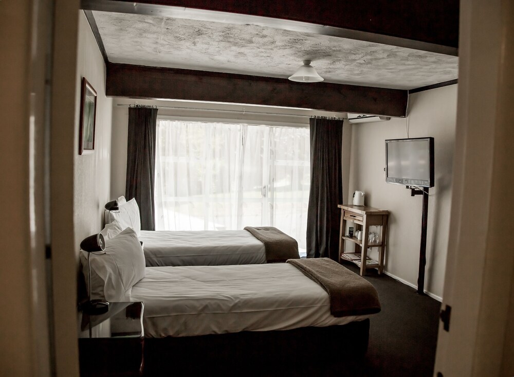 Redwood Lodge Bed & Breakfast — 4-Star Luxury Hotel in Otorohanga, New Zealand