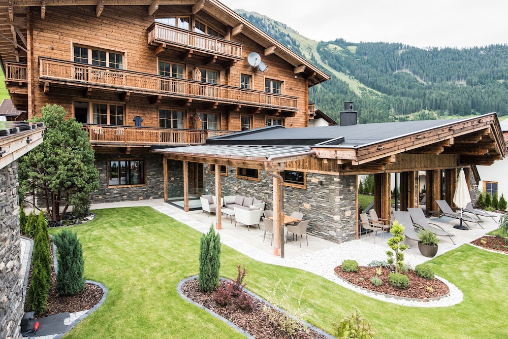 Pepis Suites Lechtal Apartments — 4-Star Luxury Hotel in Holzgau, Austria