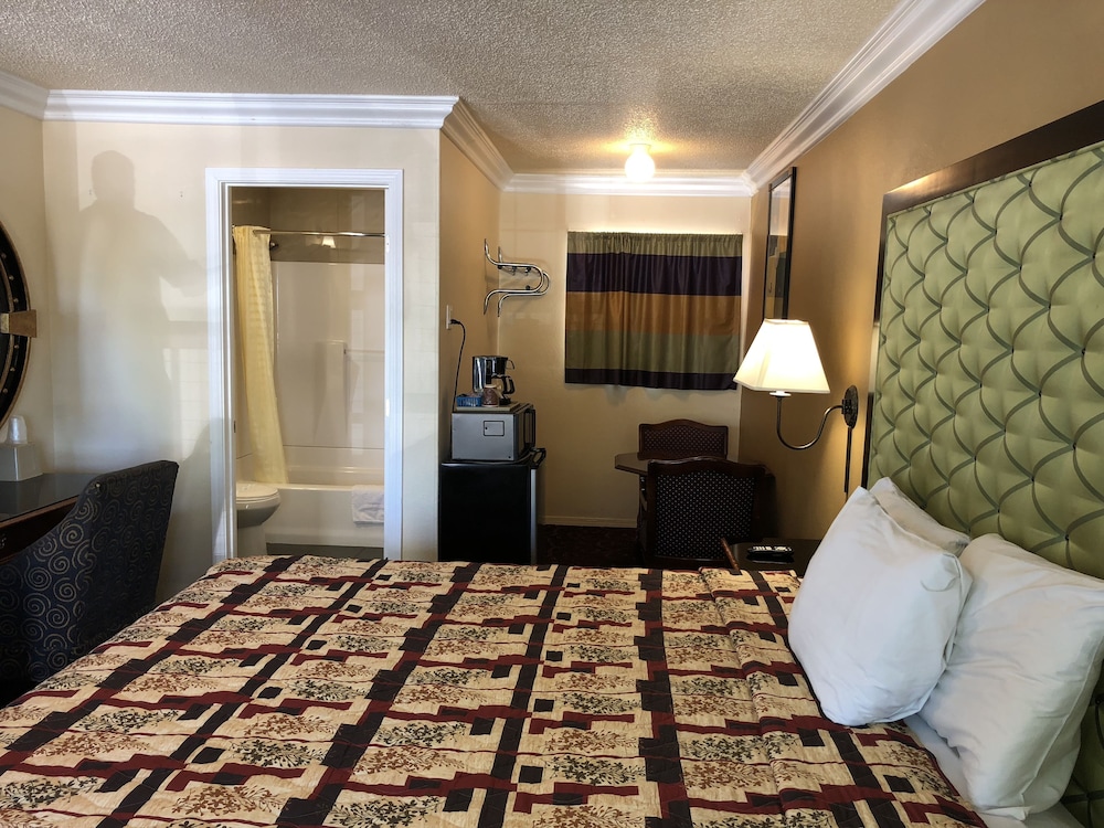Lamplighter Motel - photo 25