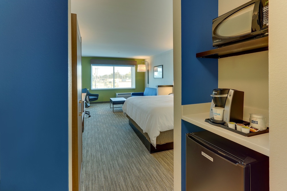 Holiday Inn Express & Suites Roanoke Civic Center by IHG - photo 12