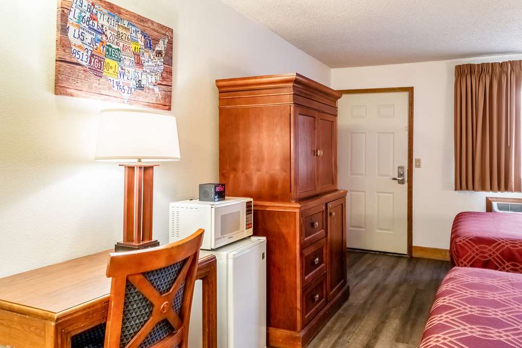 Econo Lodge Inn & Suites Madras - photo 26