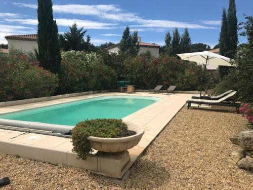Duplex pour 2 à 4 personnes avec piscine au coeur des vignes in Pelissanne, France