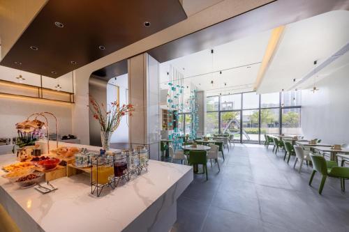 Atour Hotel Zhongshan Nantou Haiya Colorful City — 4-Star Luxury Hotel in Zhongshan, People's Republic of China