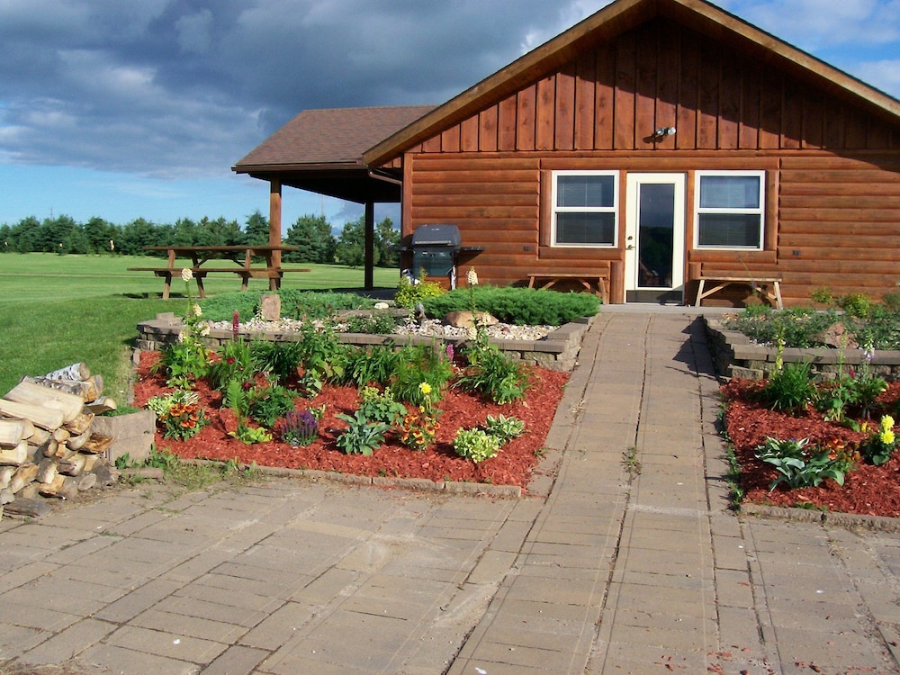 Sunset Pines Resort - carbon neutral hotel in Willard