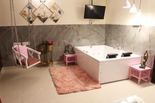 Modern Jacuzzi Hot Tub 1BHK Suite South Delhi 3 — 4-Star Luxury Hotel in New Delhi, India