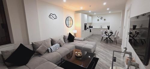 Abbey Corner By Nivaas Located in the heart of the city centre 5 minute walk to train station 20 minutes to London via train