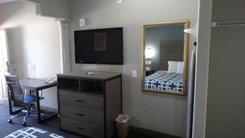 Regency Inn & Suites By Capital O Houston IAH Airport - photo 12