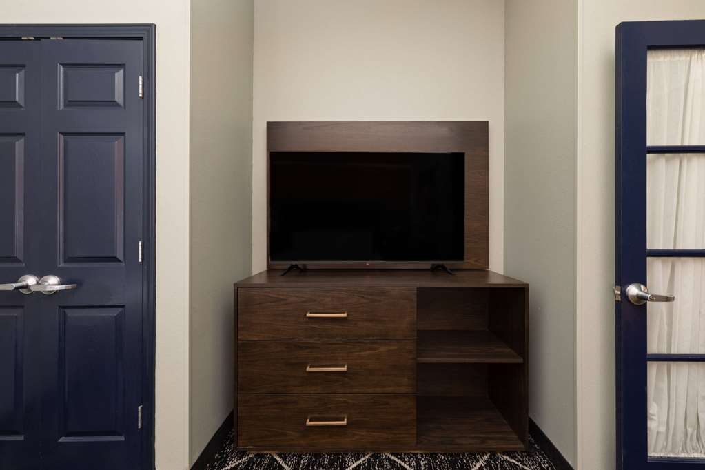 La Quinta Inn & Suites by Wyndham Olathe - photo 33