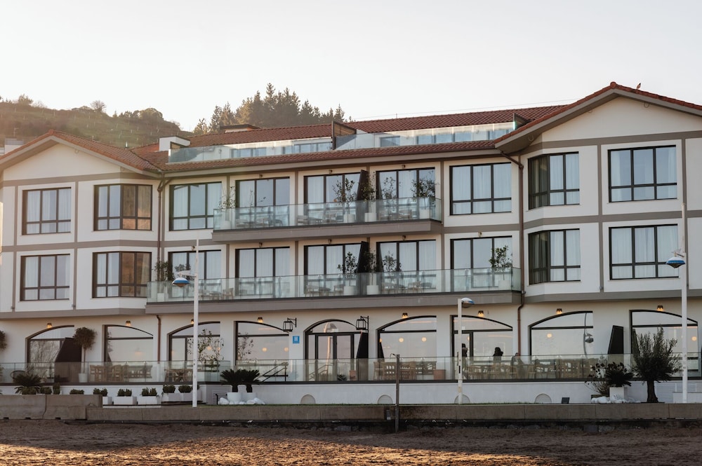 Hiru Uhinak Hotel — Deba