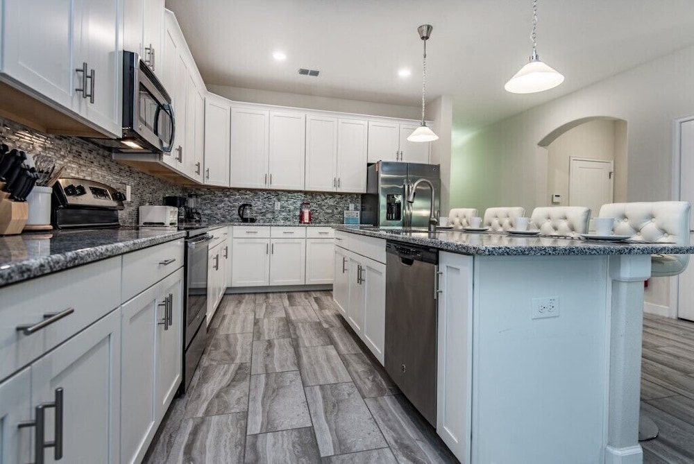 6 Bdrm 5 Bath in Solterra Resort - photo 10