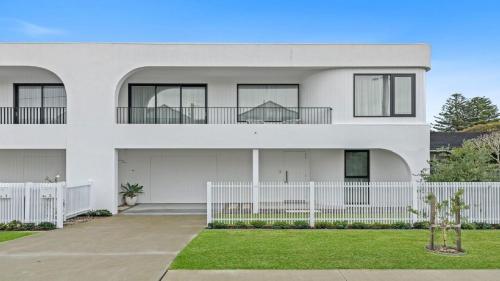 Beach Retreat By Bobe in Hawks Nest, Australia