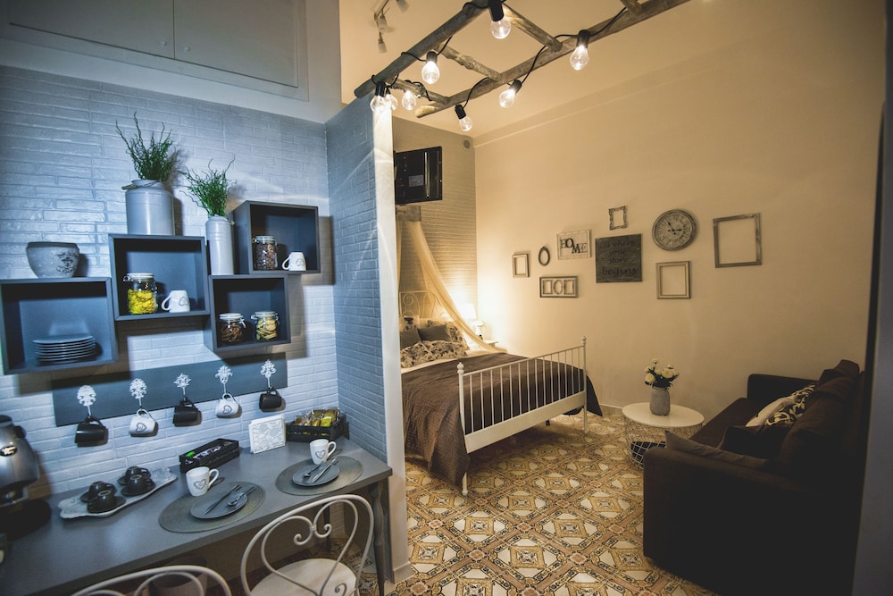Elegant B&B Il Vicolo storico — 4-Star Luxury Hotel in Salerno, Italy