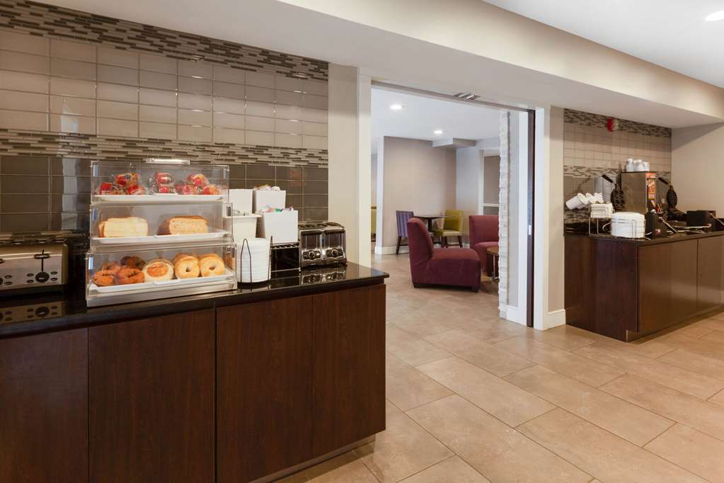La Quinta Inn & Suites by Wyndham Detroit Utica - photo 25