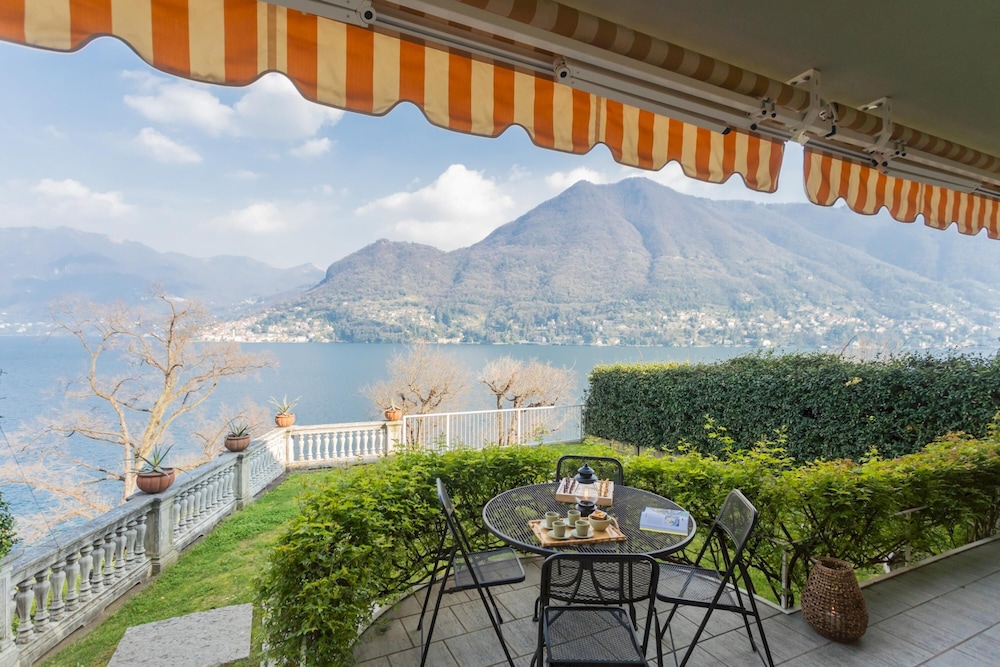 On the Lake Private Garden Parking — 4-Star Luxury Hotel in Moltrasio, Italy
