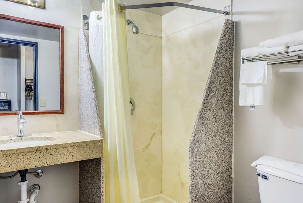 Econo Lodge Milwaukee Airport - photo 8