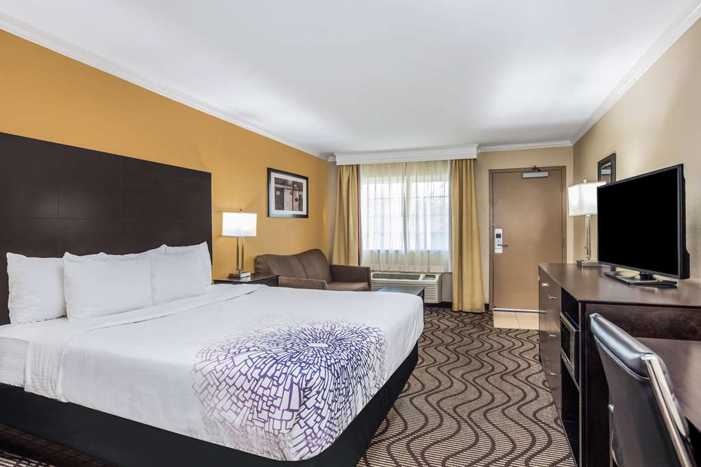 La Quinta Inn & Suites by Wyndham Carlsbad Legoland Area - photo 12