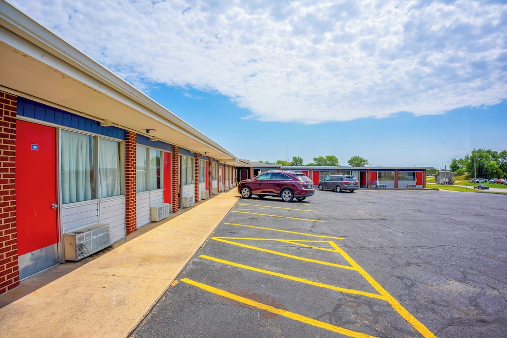 Lamplighter Inn By OYO Independence - photo 10