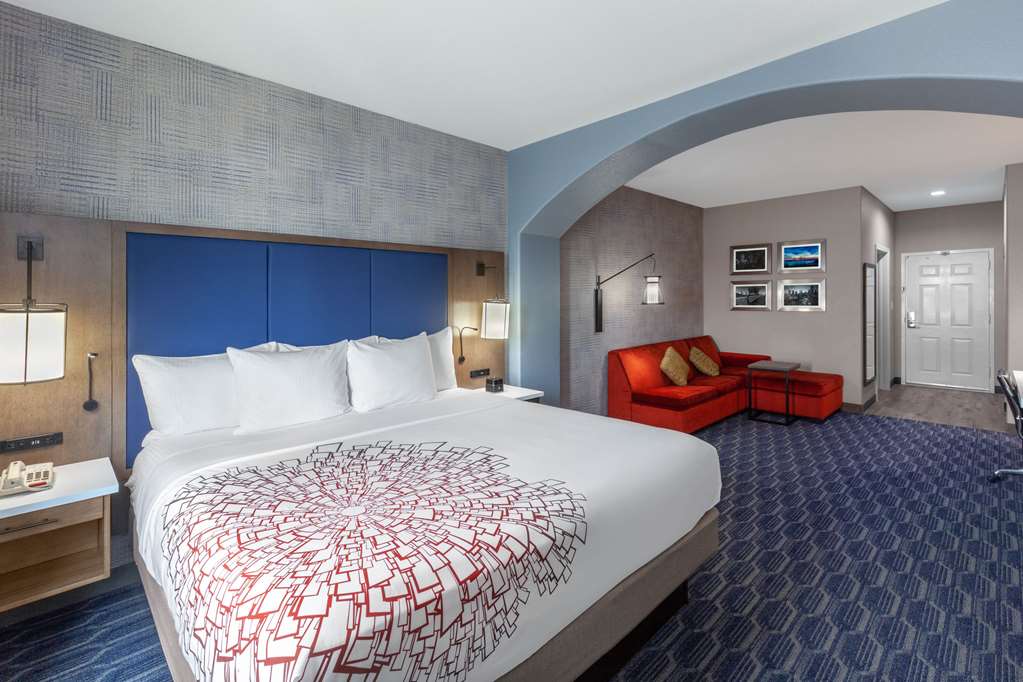 La Quinta Inn & Suites by Wyndham Houston Channelview - photo 32