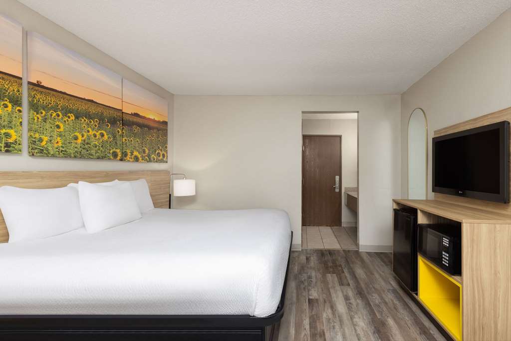 Days Inn & Suites by Wyndham Kansas City South - photo 9