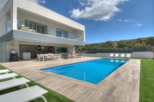 Modern Villa Olivera with Private Pool — 4-Star Luxury Hotel in Palafrugell, Spain