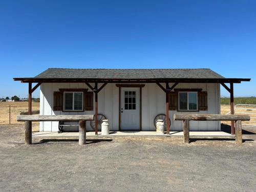 Adorable One Bedroom Cottage — 4-Star Luxury Hotel in Oakdale, United States