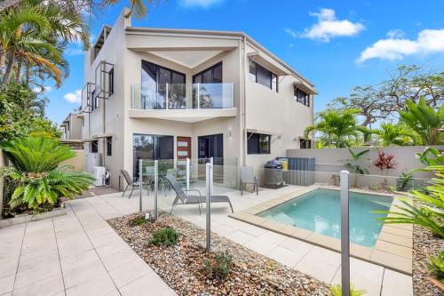 'Bay View' with Pool and Rooftop Entertaining Area — 4-Star Luxury Hotel in Hervey Bay, Australia