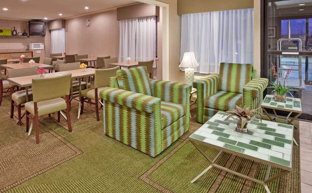 La Quinta Inn & Suites by Wyndham Des Moines West Clive - photo 13