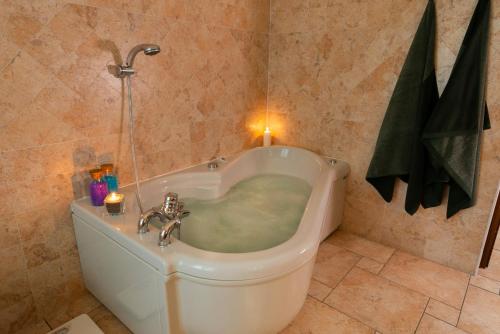 Villa Mara Aosta 200 mq WiFi Jacuzzi Parcheggio Giardino — 4-Star Luxury Hotel in Aosta, Italy