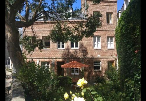 Le clos vatinel et son parking in Etretat, France
