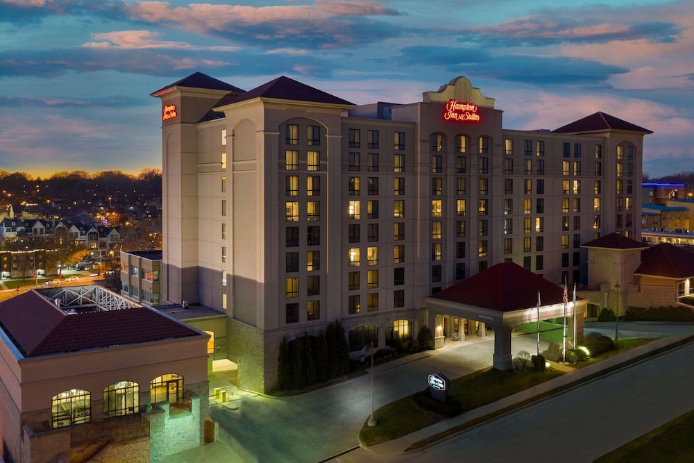 Hampton Inn & Suites Kansas City Country Club Plaza - featured photo