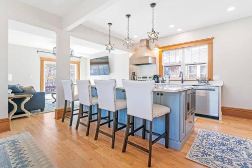 Family friendly 4BR Near UNI for an Easy Group Stay — hotel in Cedar Falls