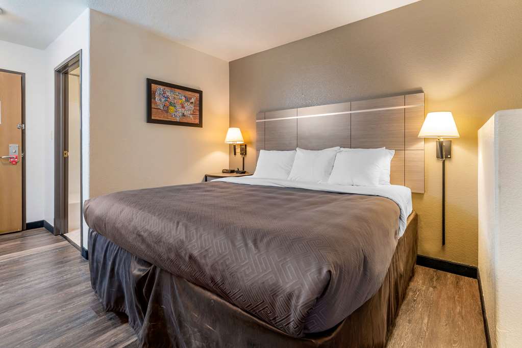 Econo Lodge Pueblo North - photo 9