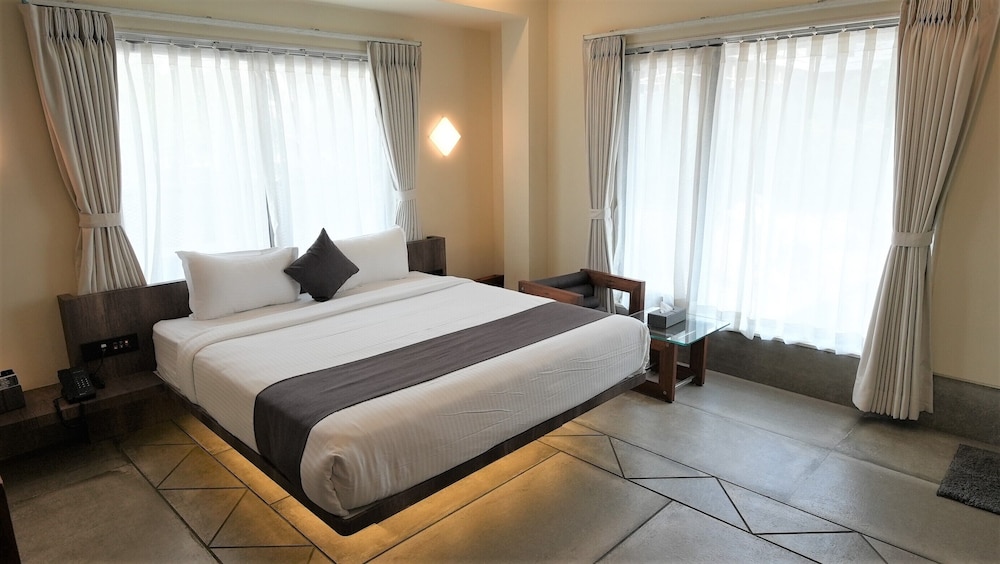 De Glance Hotel in Surat, India