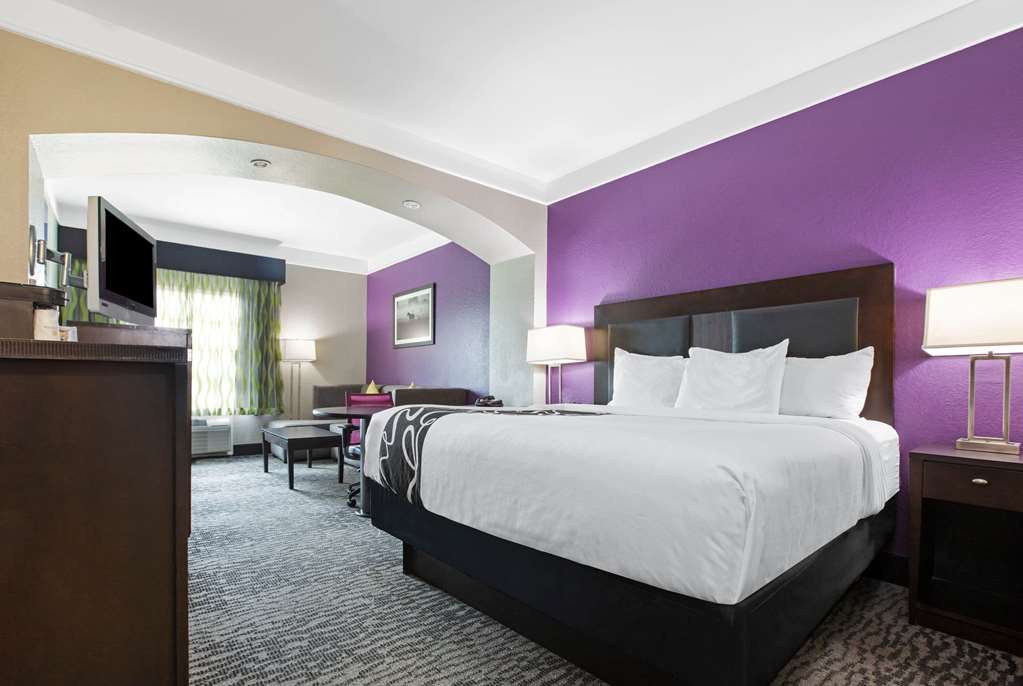 La Quinta Inn & Suites by Wyndham Pearland Houston South - photo 33