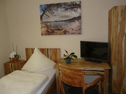 Hotel Kreuzbruchhof und Munitionsmuseum Armin Bickel — Burg Stargard — photo 4