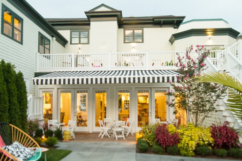 Zey Hotel — Greenport