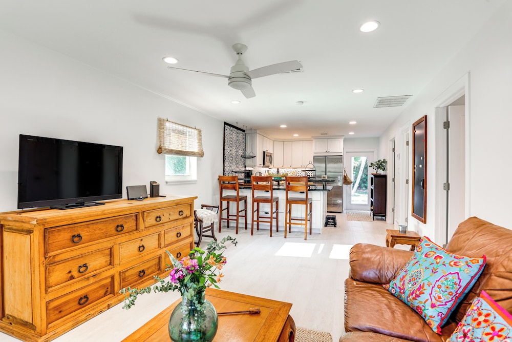 Vibrant North Palm Beach Home about 2 Mi to Beach — 4-Star Luxury Hotel in North Palm Beach, United States