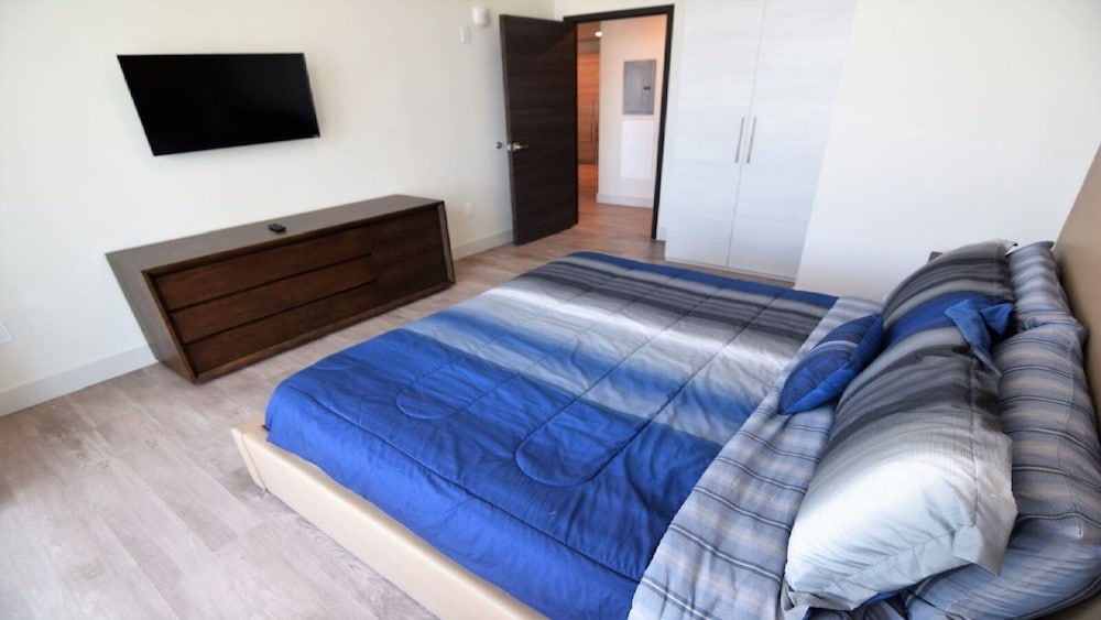 Spectacular 1 Bed Plus Den On To The Amazing Hollywood Beach Hollywood - photo 2