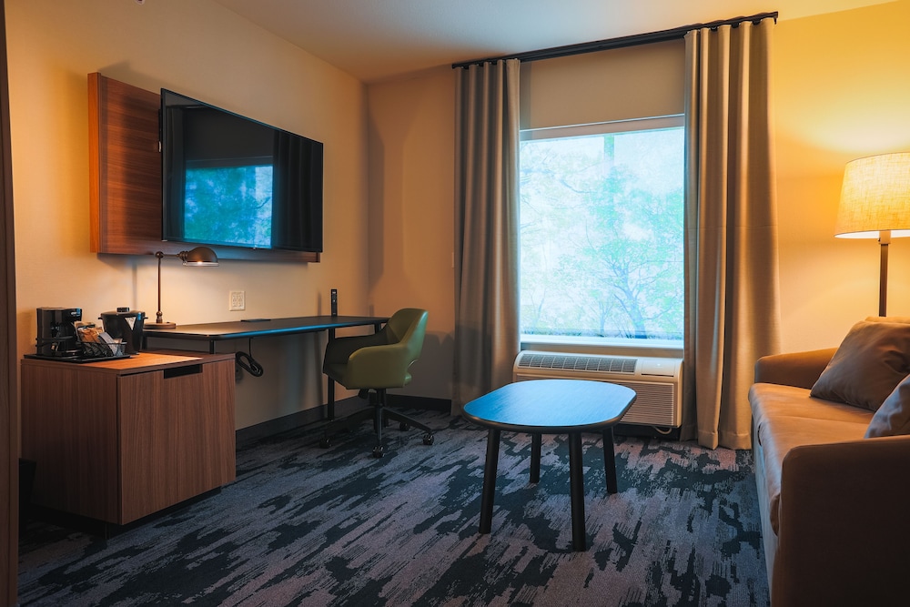 Fairfield Inn & Suites by Marriott Marquette - photo 22