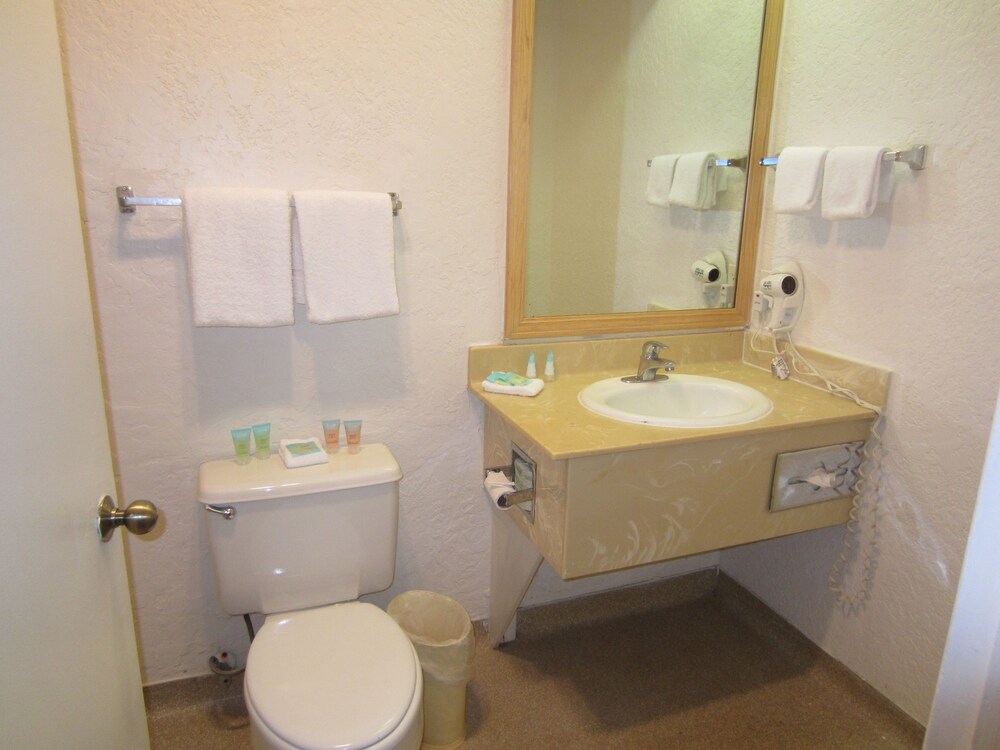 The Aqua Pacific Hotel - photo 11