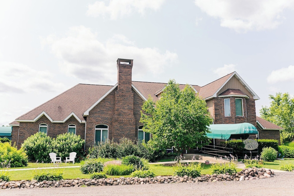 The Seasons Inn at Nicks Place — hotel in Edinboro