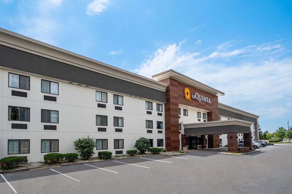 La Quinta Inn by Wyndham Indianapolis Airport Executive Dr - featured photo